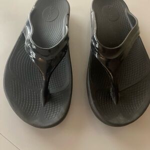 OOFOS Black Comfort Sandals